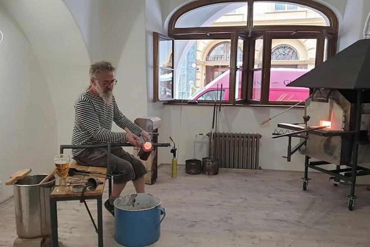un uomo seduto su una sedia davanti a un pianoforte
