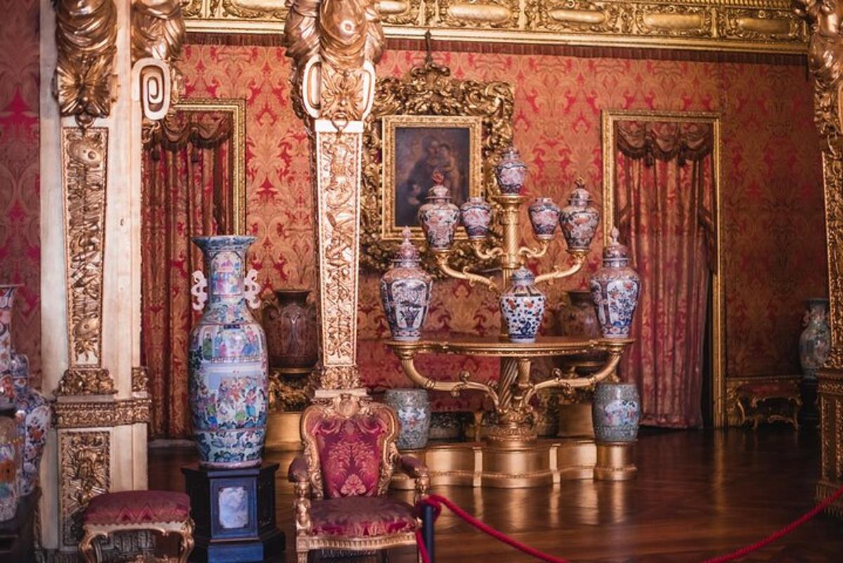 кімната з купою ваз на столі