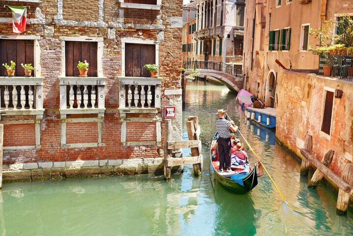 una donna sta viaggiando in gondola in un canale