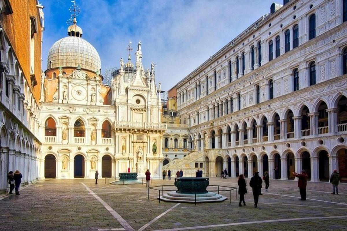 un gruppo di persone che camminano davanti a un edificio