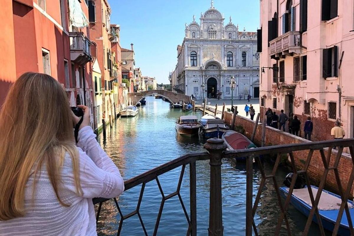 una donna che scatta una foto di un canale