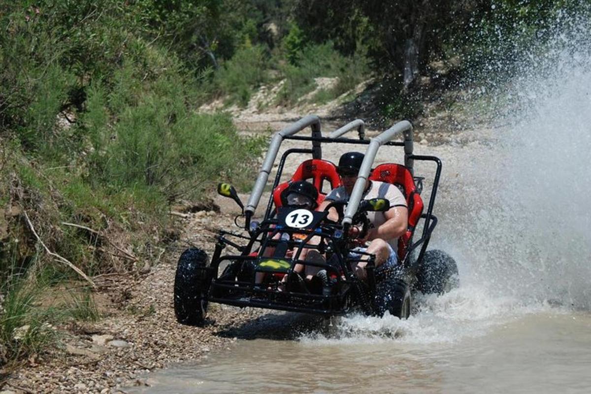 una persona que va en un quad a l'aigua