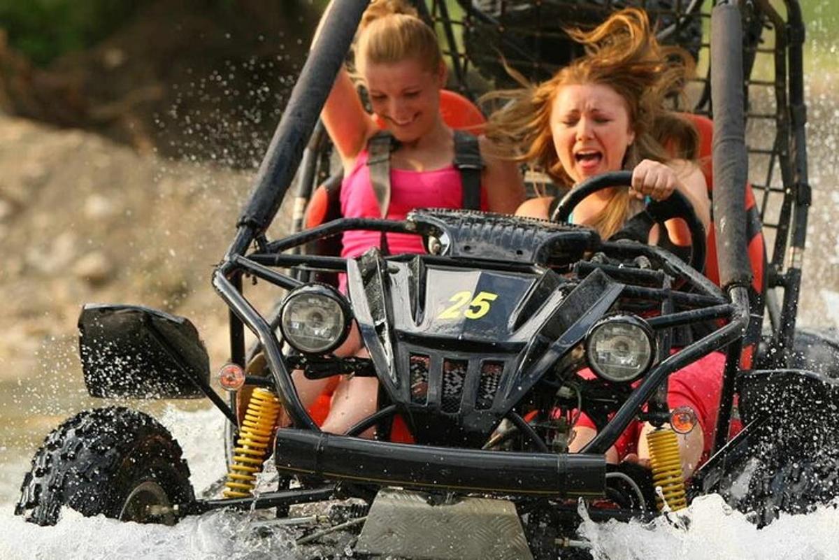 dues noies muntant un quad a l'aigua