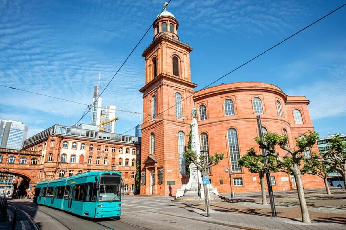 um ônibus azul em frente a um prédio com uma torre de relógio