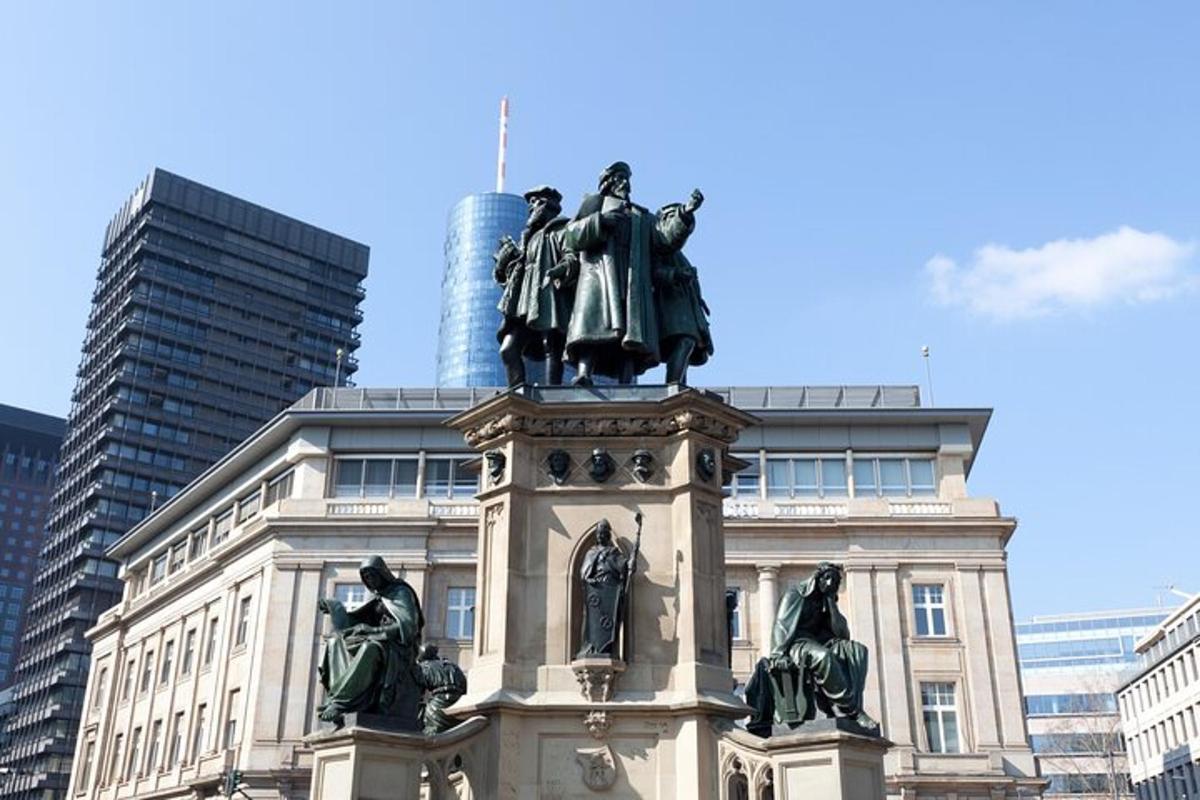 un edificio con una statua di fronte