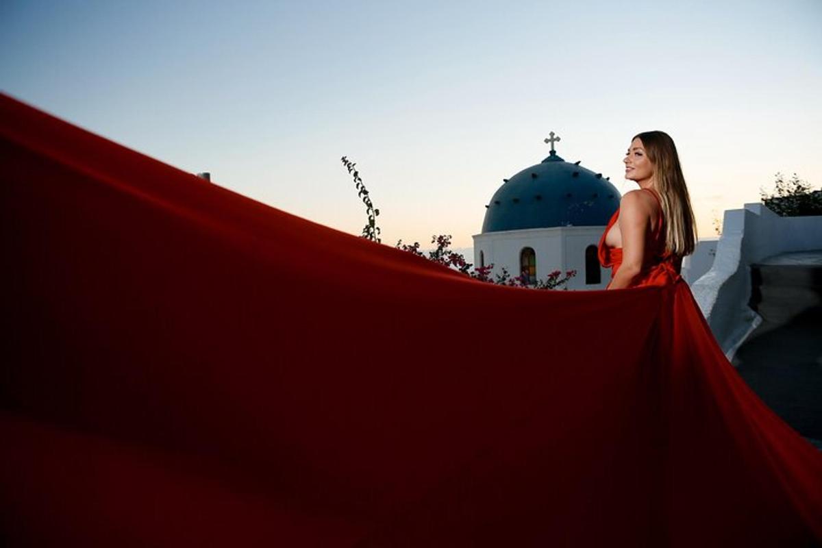 uma mulher de vestido vermelho em pé em um tapete vermelho