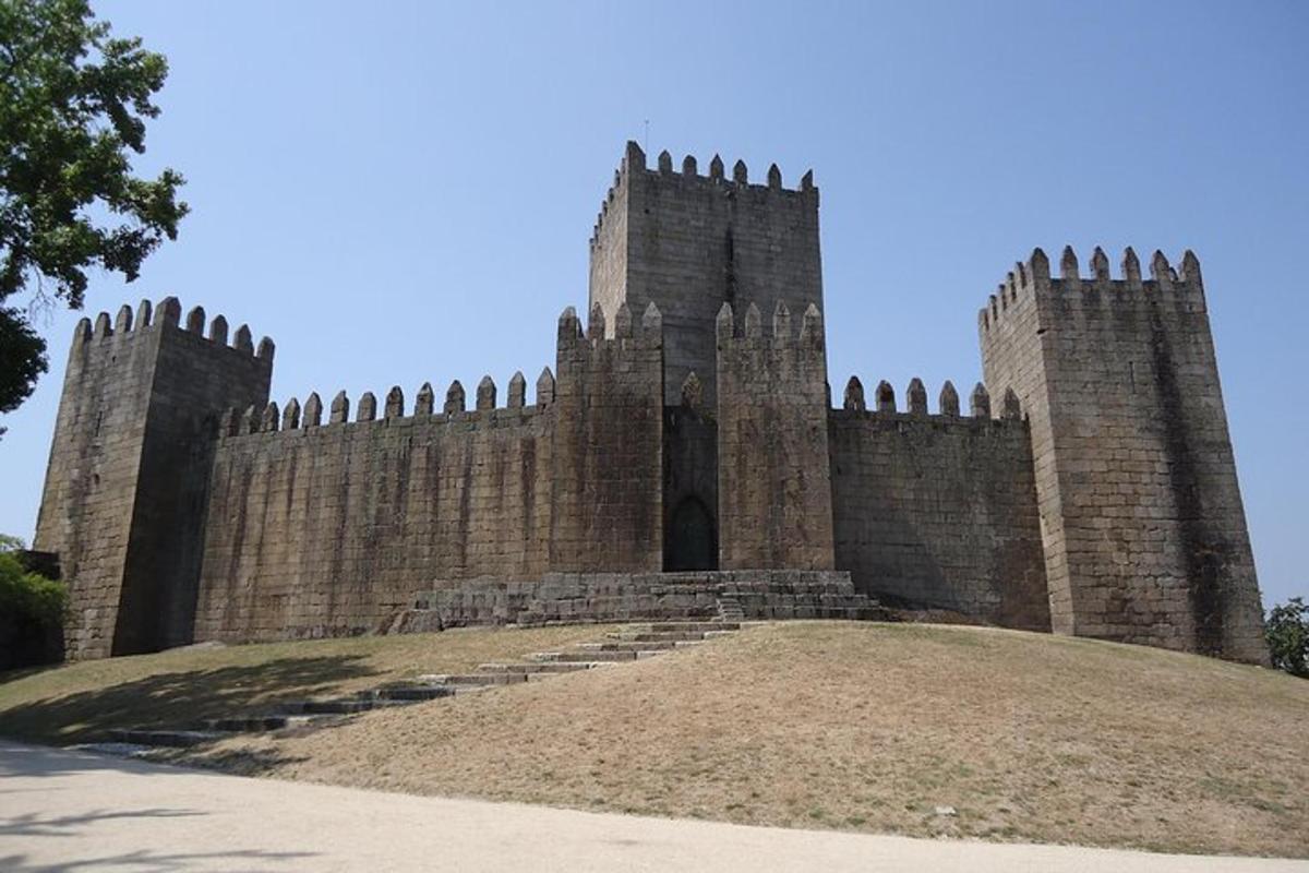 velký hrad na vrcholu kopce
