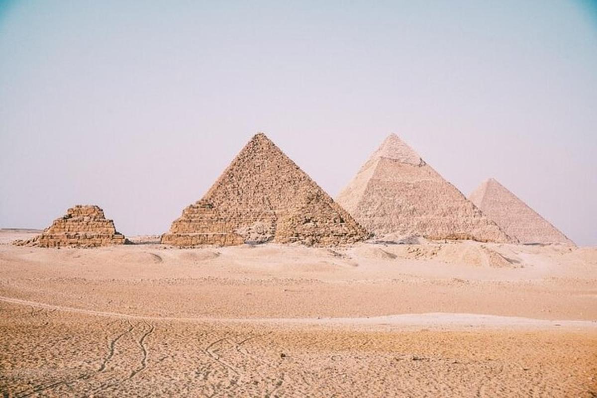 un gruppo di piramidi situate nel deserto