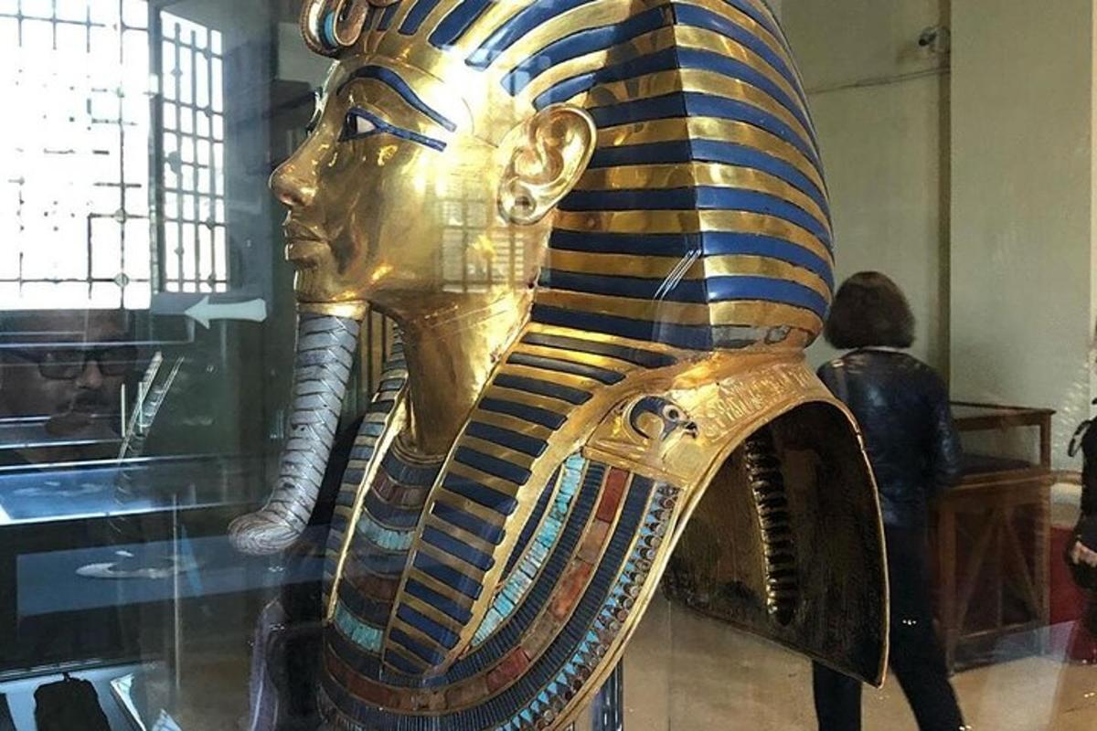 una estatueta d'anubis en una vitrina d'un museu