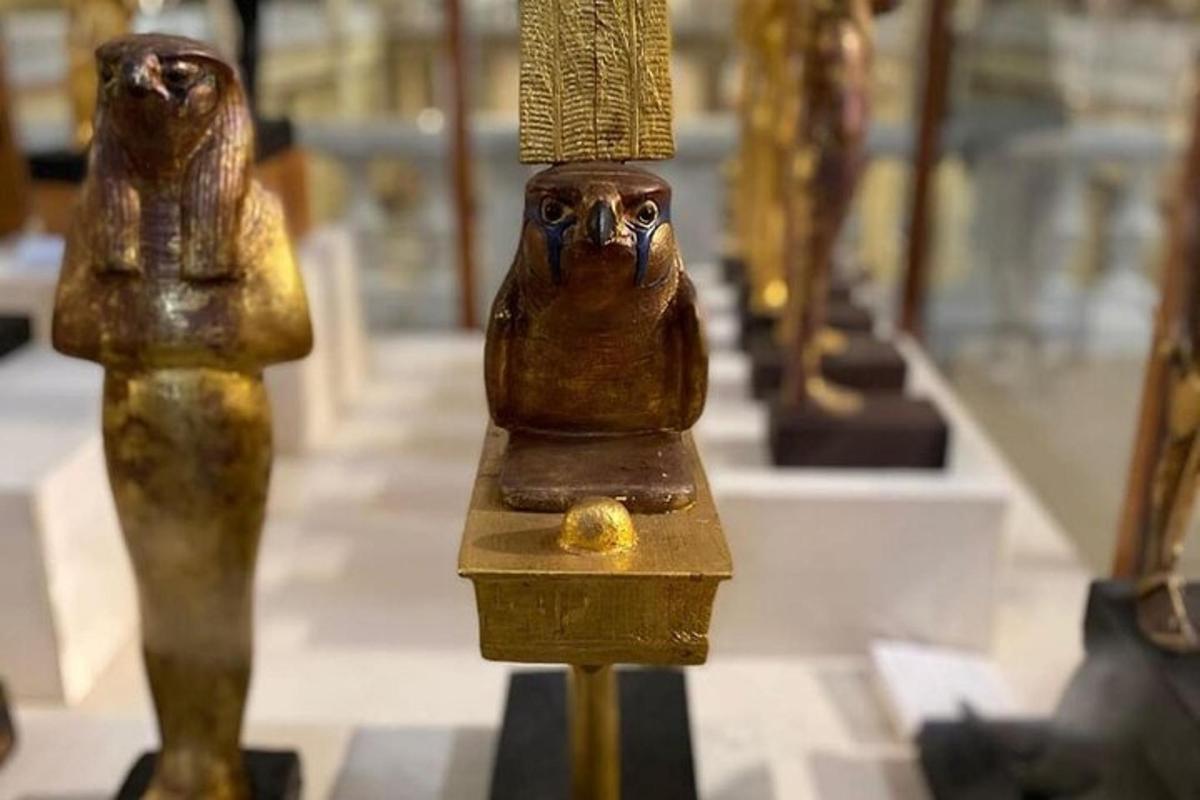 una statua di Anubi è esposta in un museo