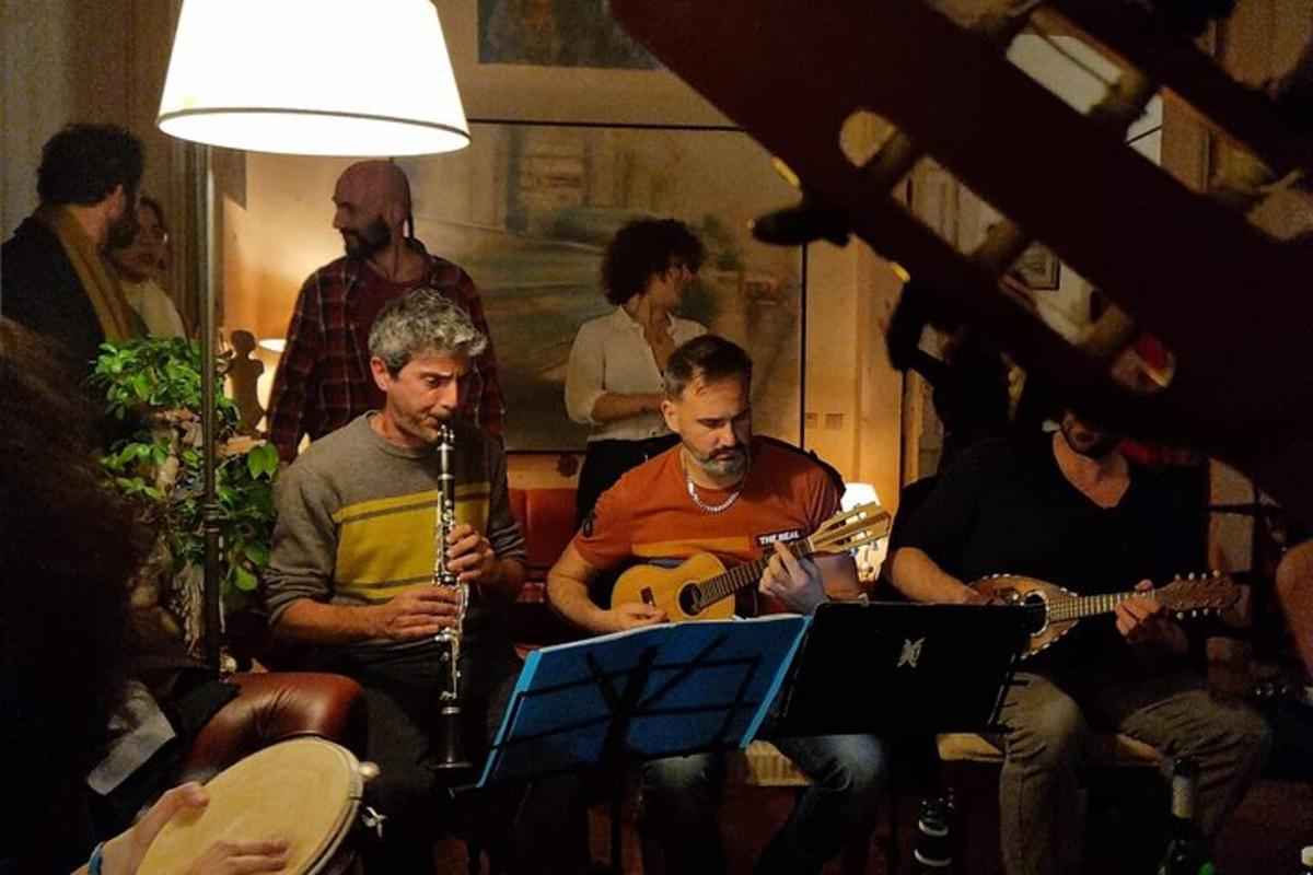 um grupo de pessoas sentadas em uma sala tocando instrumentos