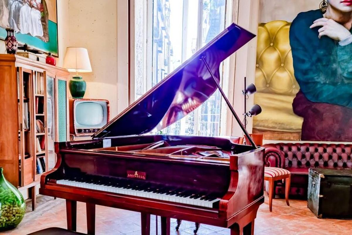 um piano em uma sala de estar ao lado de uma janela