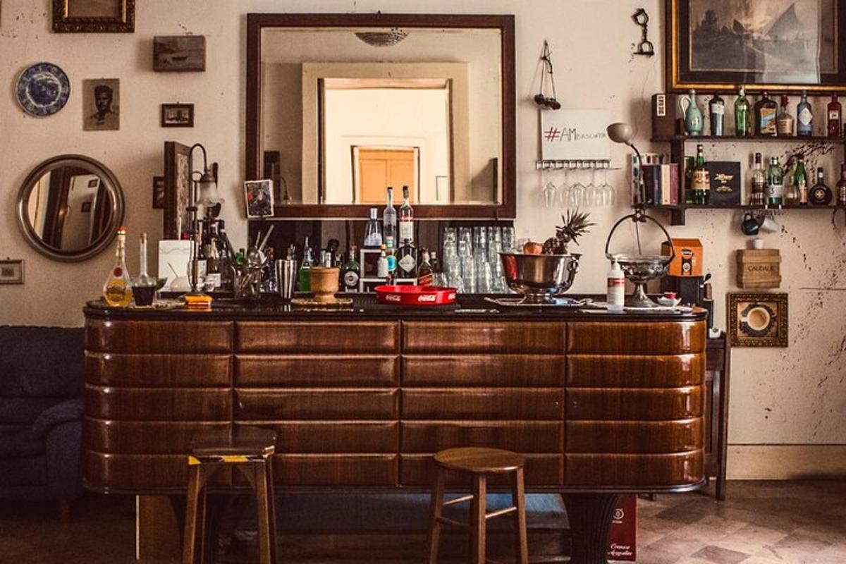 um bar em uma sala com dois bancos e um espelho