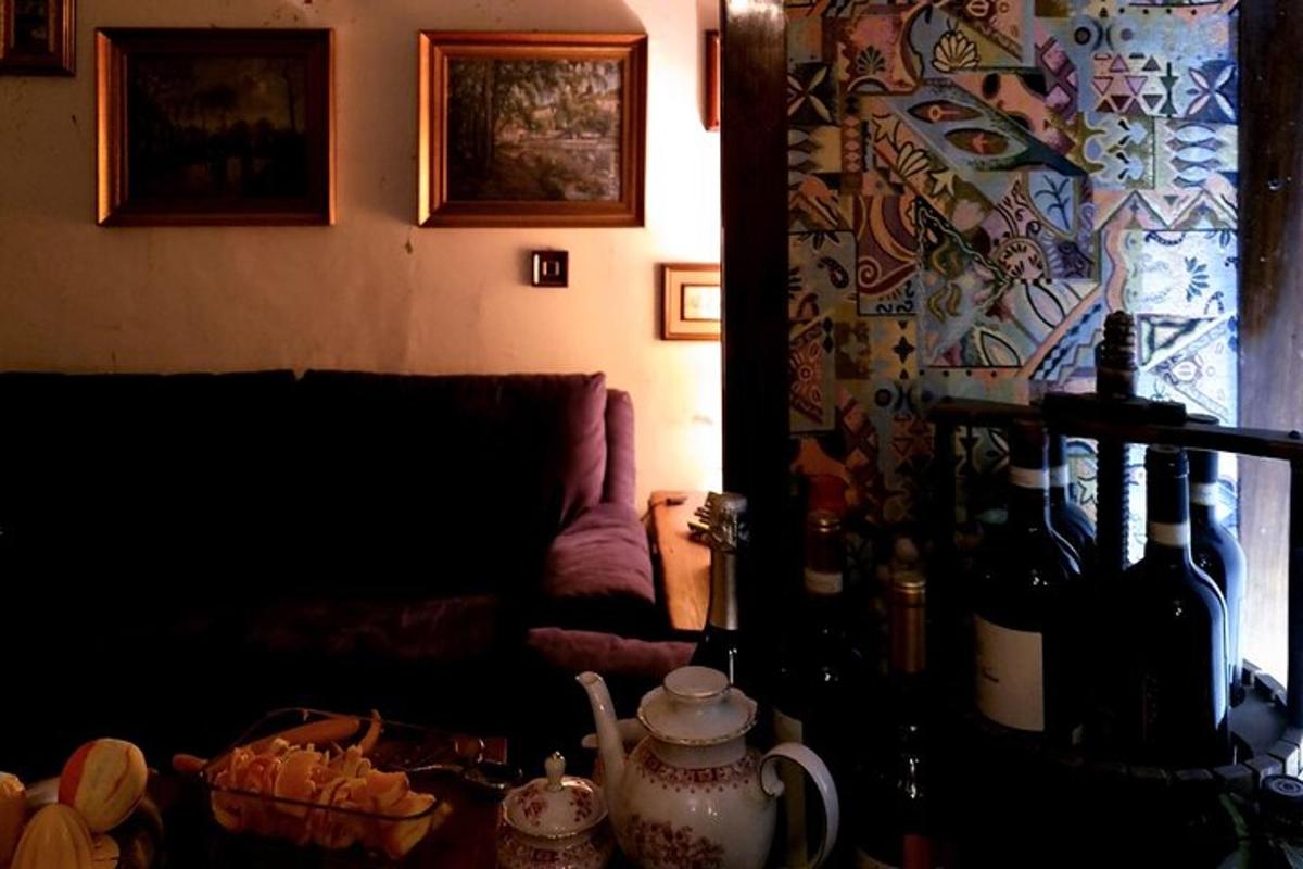 uma sala de estar com um sofá e uma mesa com garrafas de vinho