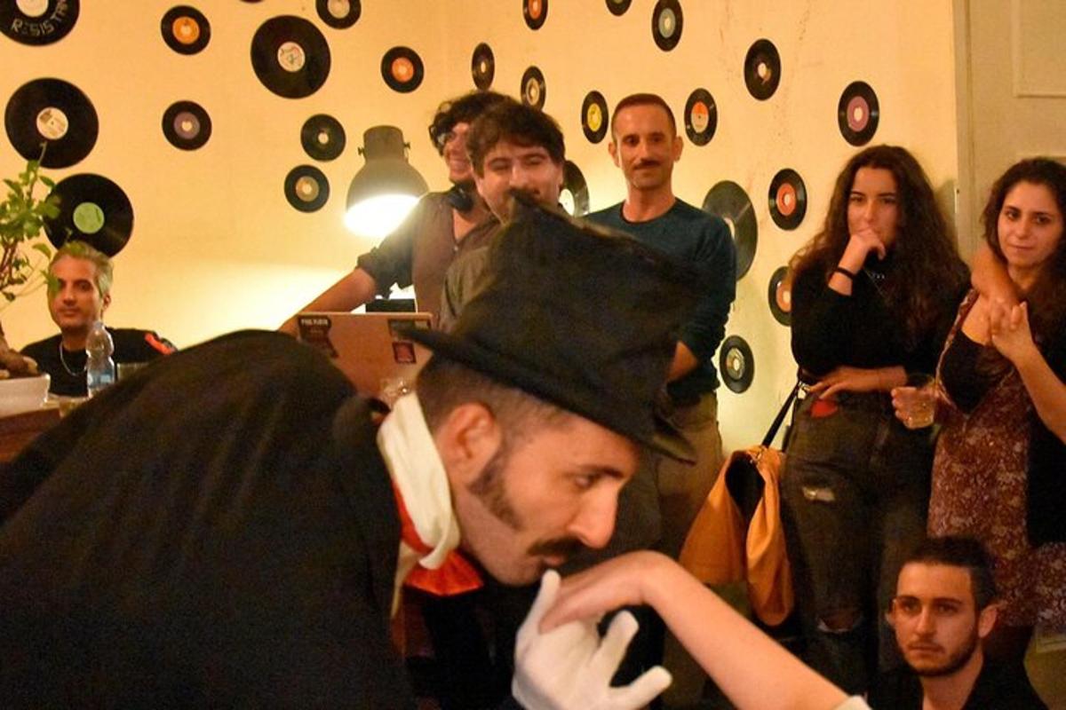 un bărbat care se tunde într-o frizerie