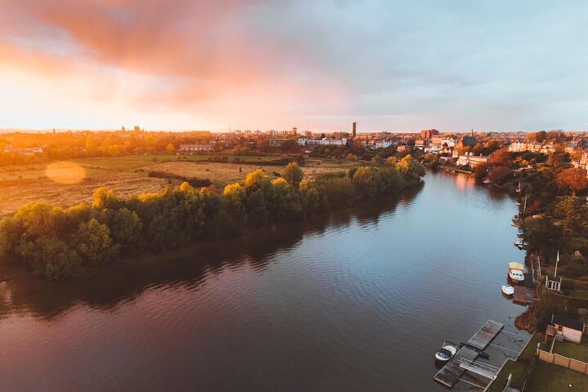 o vedere aeriană a unui râu cu bărci pe el