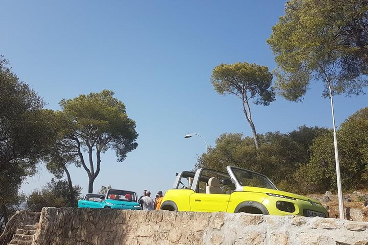 ένα κίτρινο αυτοκίνητο παρκαρισμένο πάνω σε έναν πέτρινο τοίχο