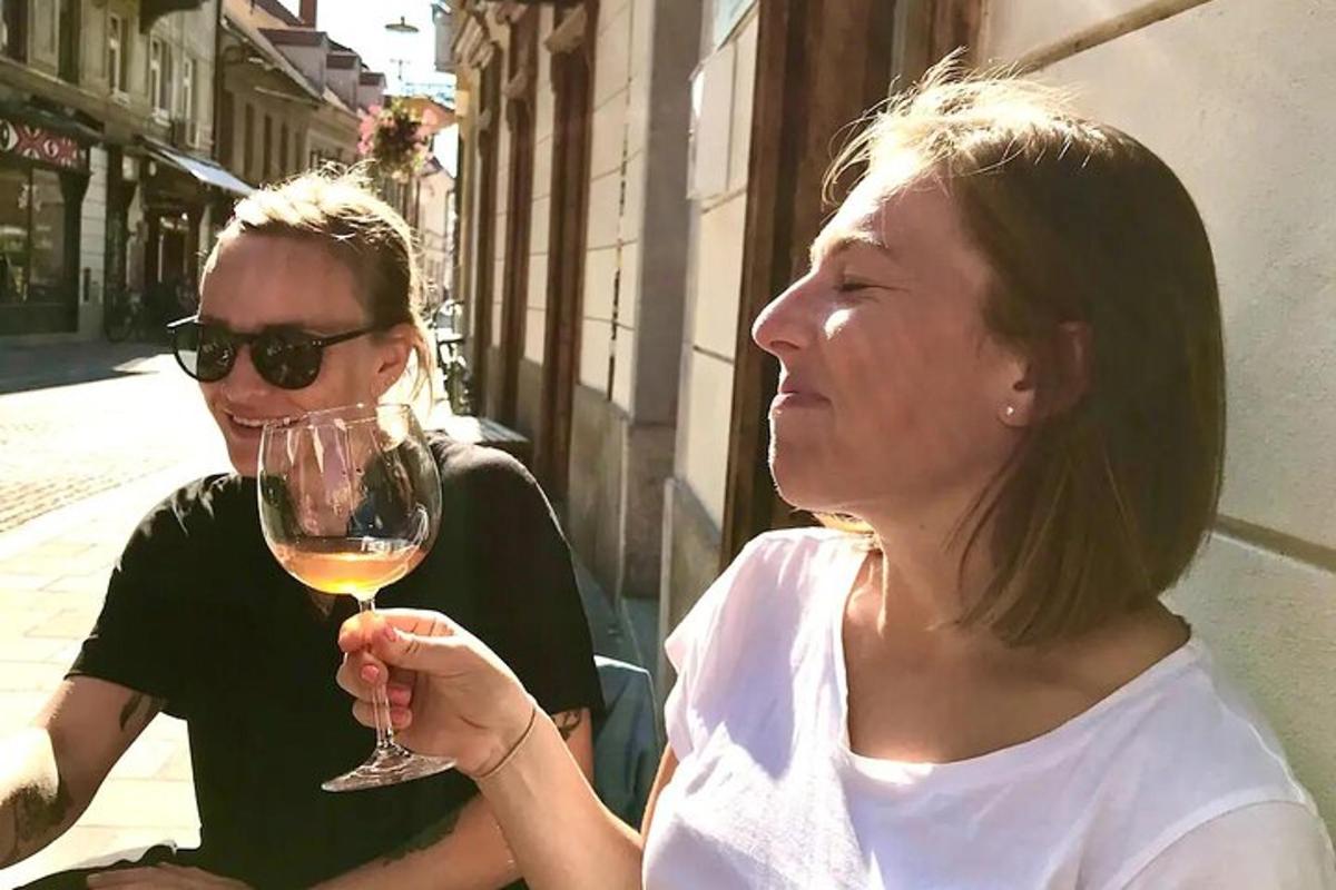 moški in ženska držita kozarec vina