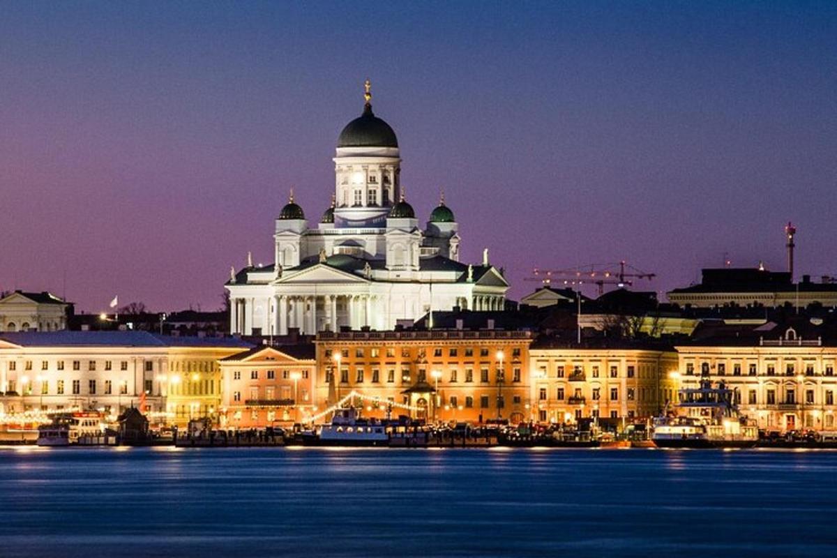 ein großes Gebäude mit einem Turm auf der Spitze bei Nacht