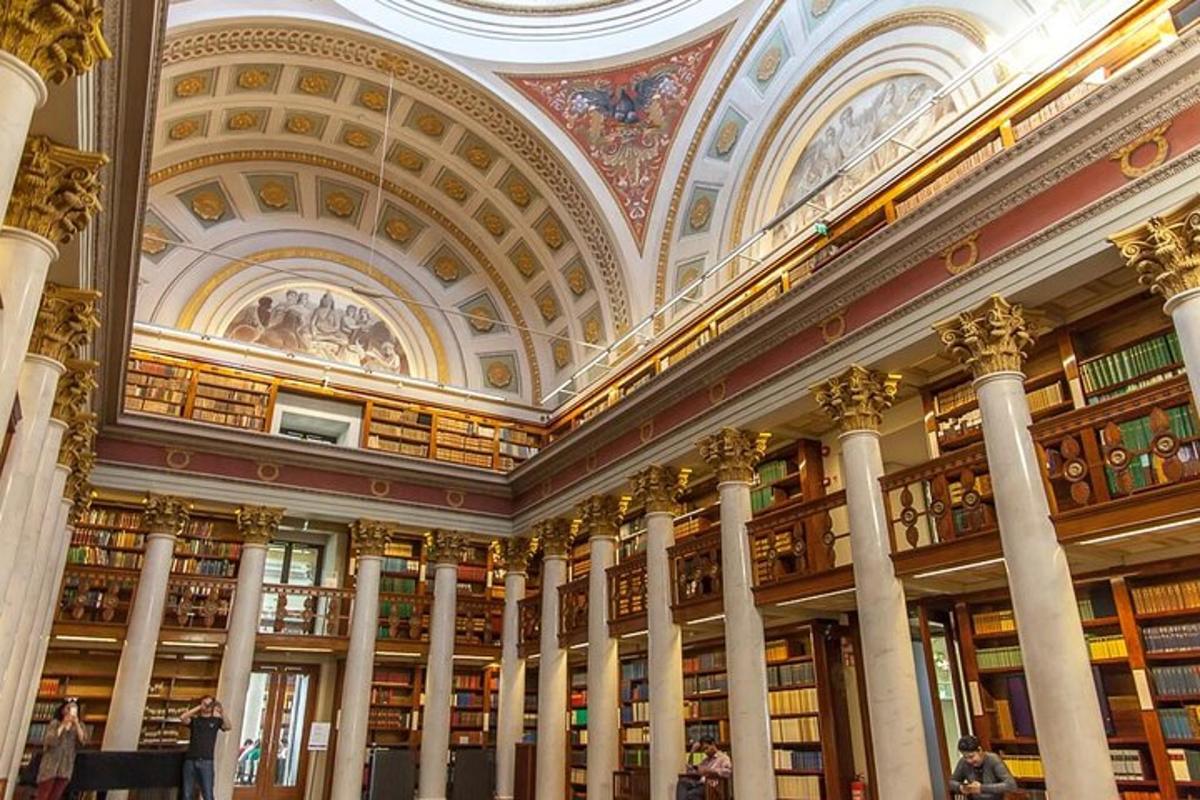eine große Bibliothek mit Säulen und einer Decke