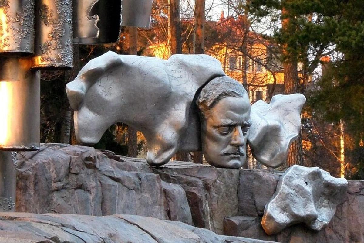 eine Bärenstatue auf einer Steinmauer