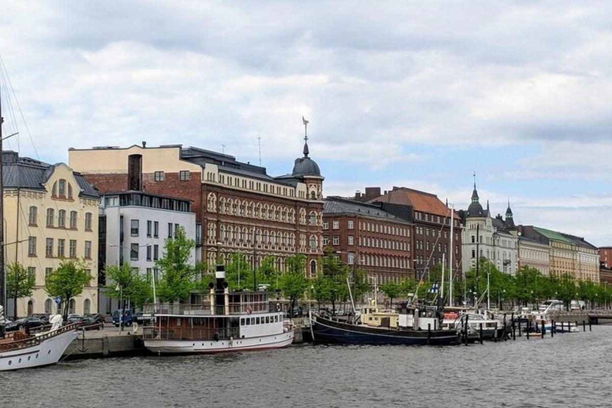 eine Gruppe von Booten, die in einem Hafen mit Gebäuden angedockt sind