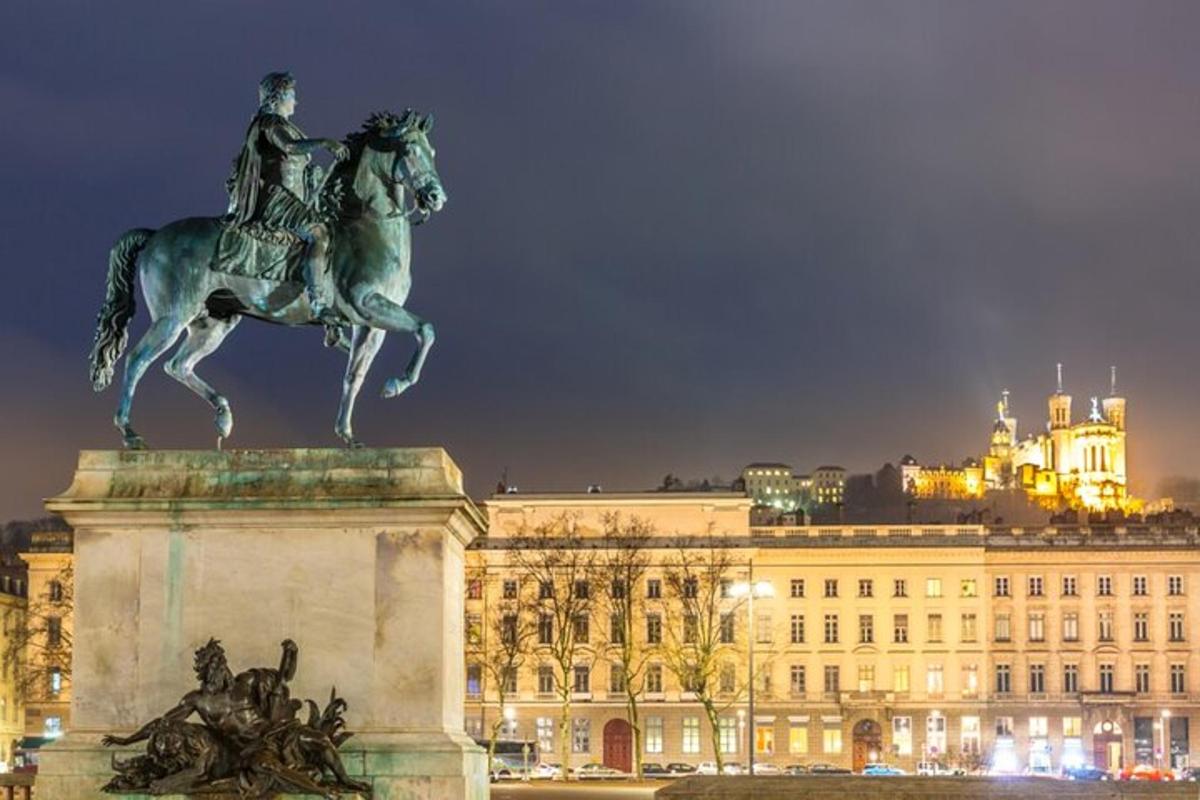 stytta af manni á hesti fyrir framan byggingu