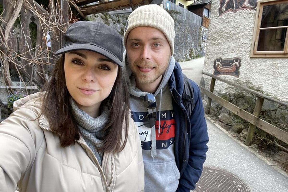 moški in ženska pozirata za sliko