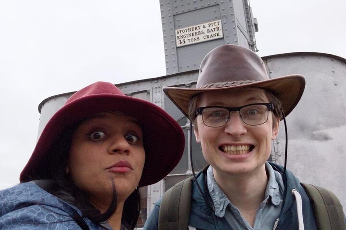Dos personas con sombreros paradas una al lado de la otra