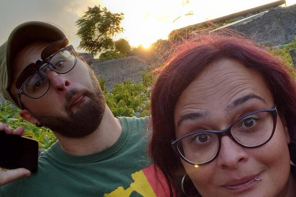 um homem e uma mulher tirando uma foto com um celular