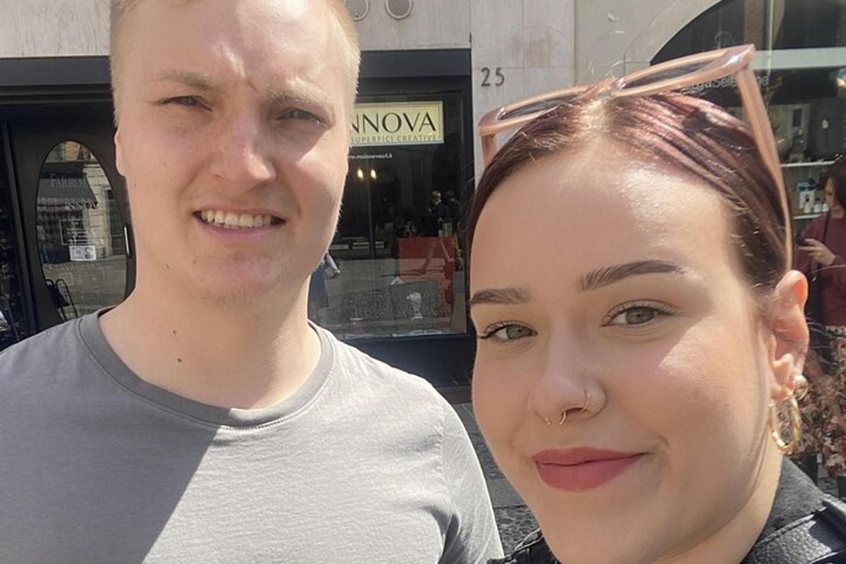 un bărbat care stă lângă o femeie cu capul pe cap