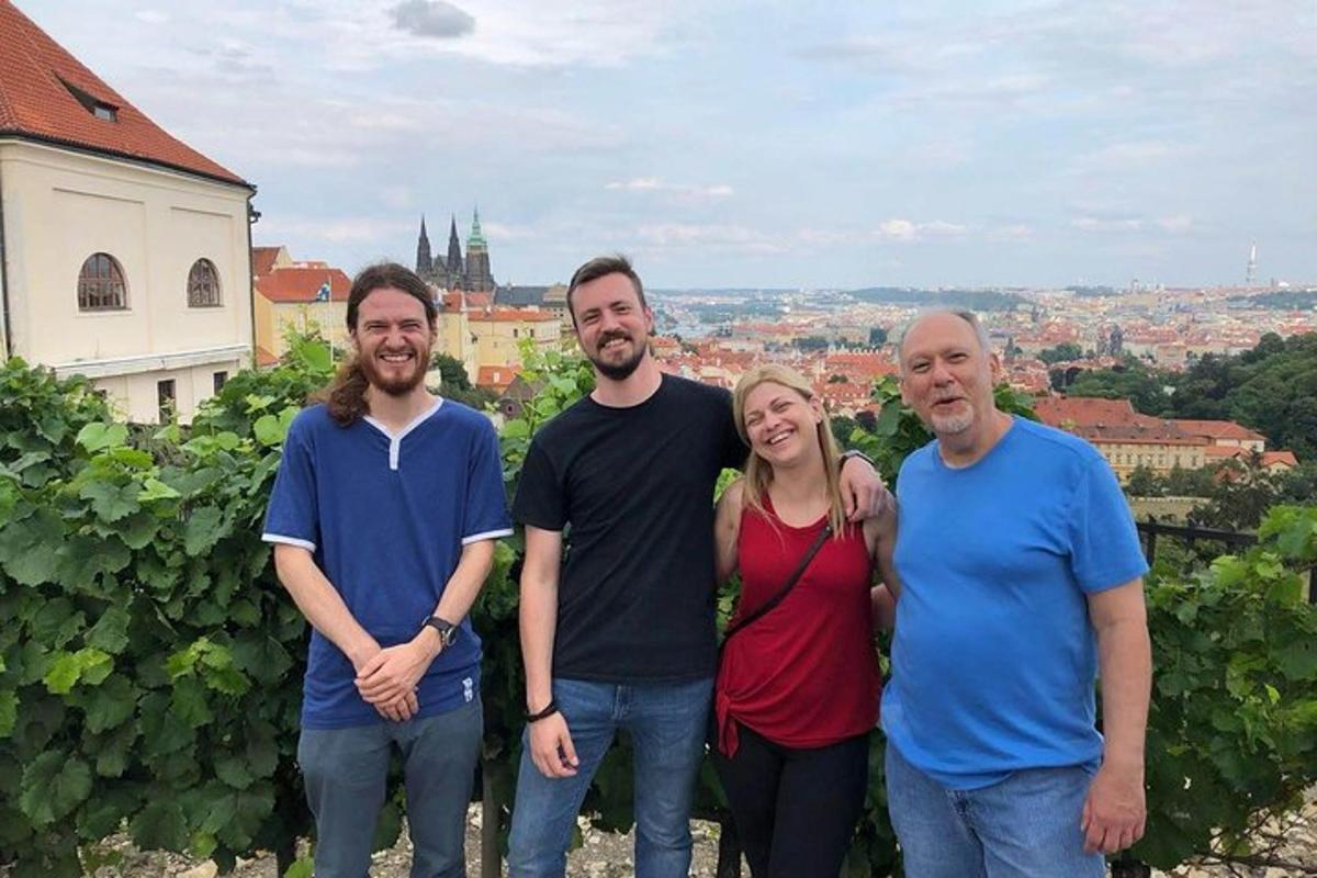 skupina lidí pózujících pro fotografii ve vinici
