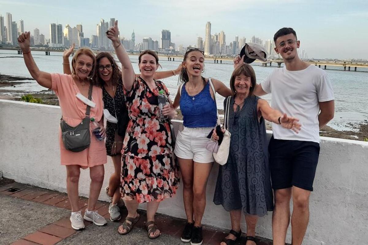 um grupo de pessoas posando para uma foto perto da água
