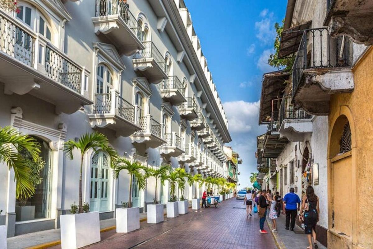 um grupo de pessoas caminhando por uma rua próxima a prédios