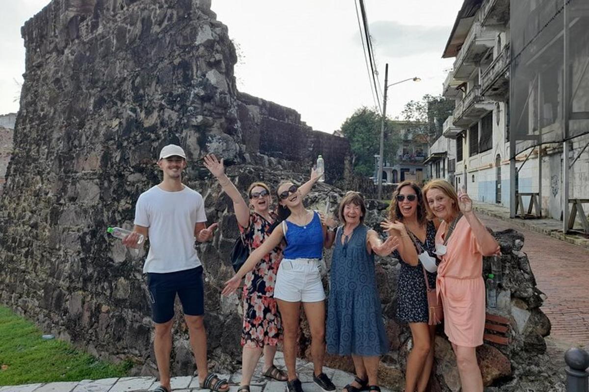 um grupo de pessoas em pé perto de uma parede