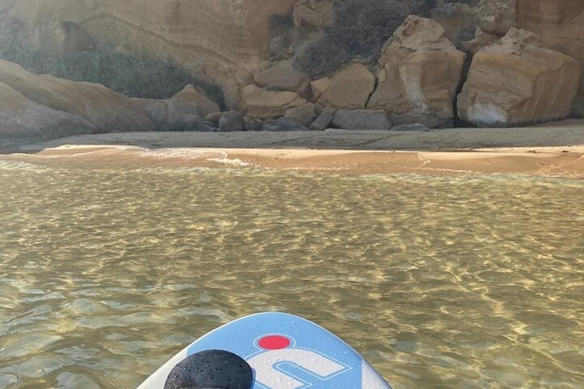 uma prancha de surfe na água em uma praia