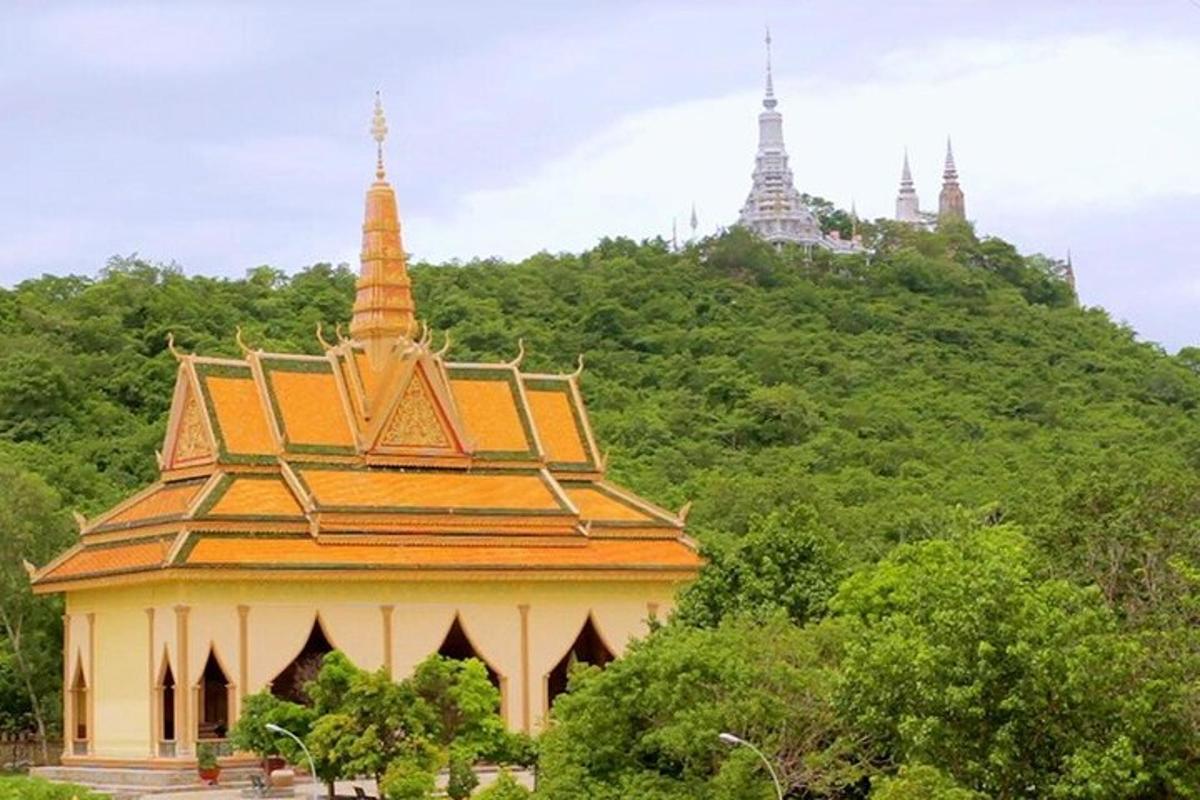 pagoda dengan atap kuning di depan gunung