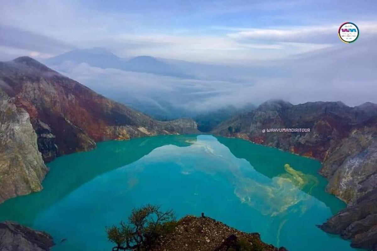 una vista aérea de un lago en las montañas