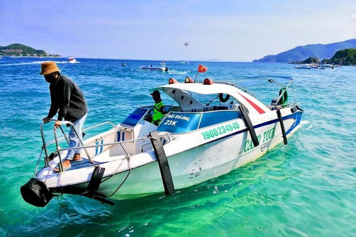 ein Mann, der auf einem Boot im Wasser steht
