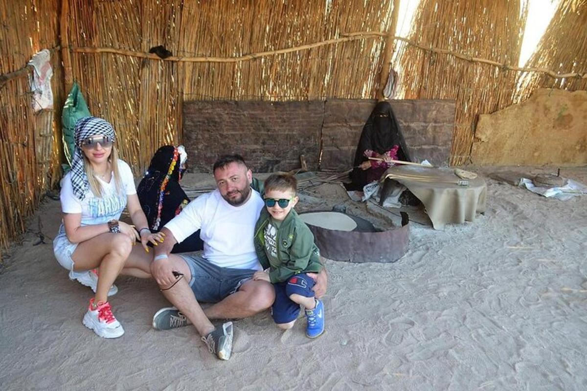 un uomo, una donna e un bambino seduti davanti a un camino