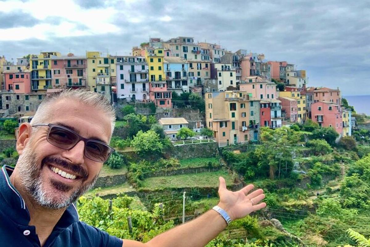 un uomo è in piedi di fronte a una città