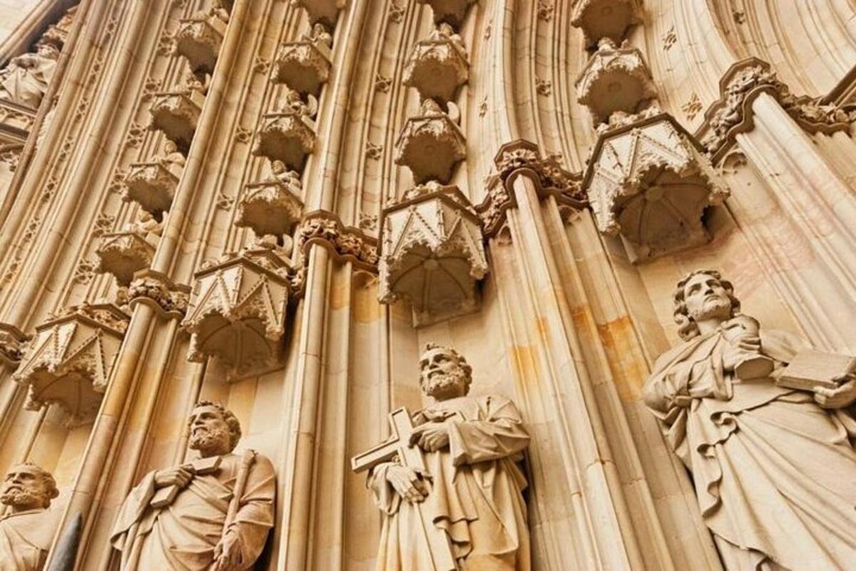Un edificio con estatuas a los lados.