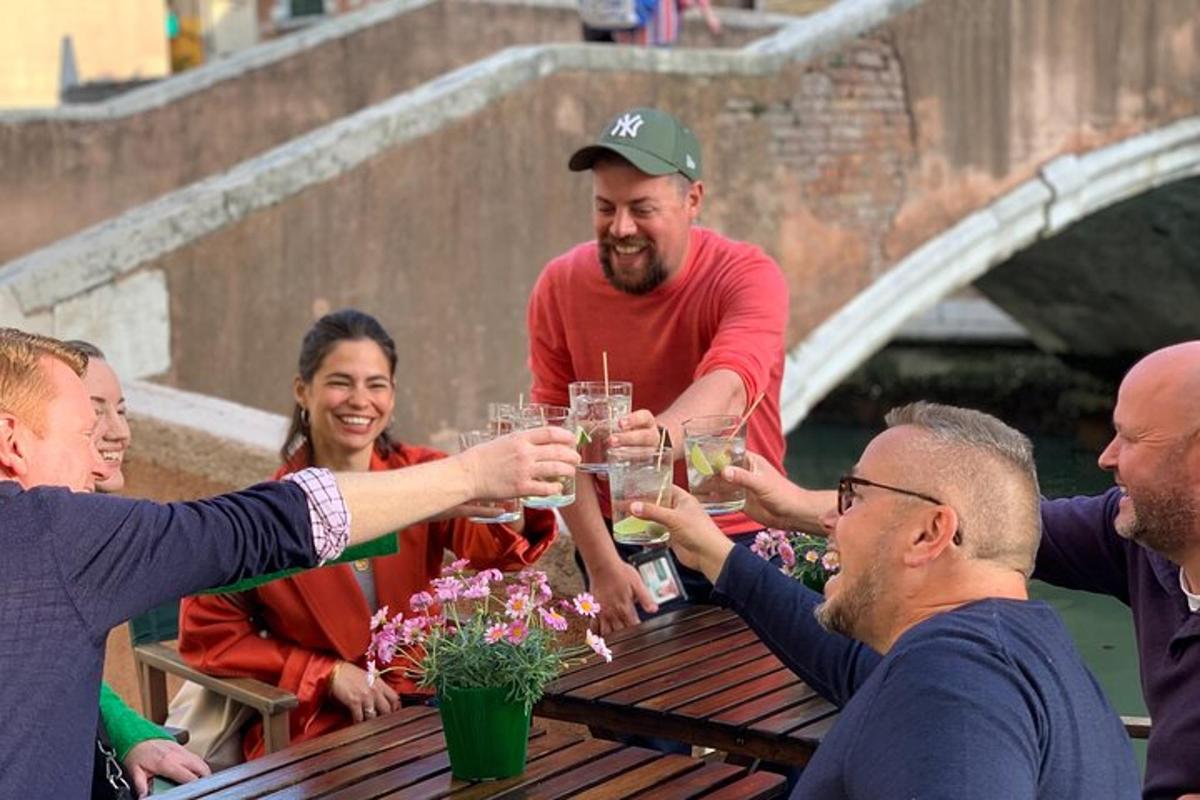 um grupo de pessoas segurando bebidas em uma mesa