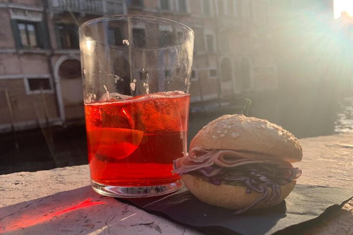 ein Sandwich und ein Glas Getränk neben einem Hamburger