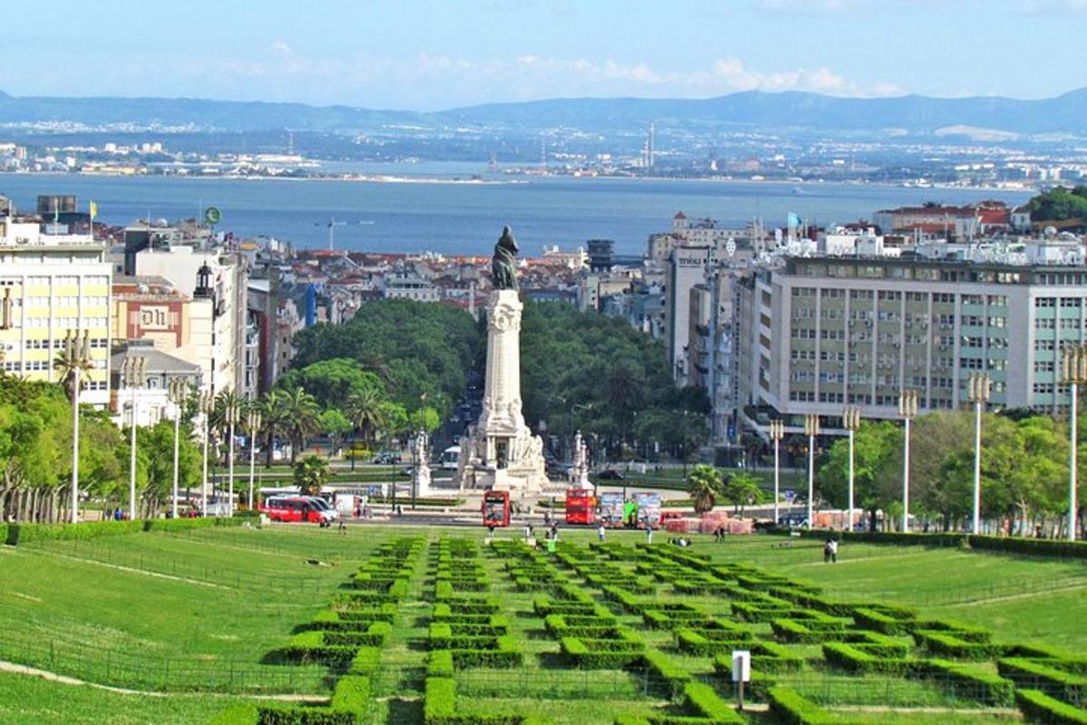 park se sochou uprostřed města