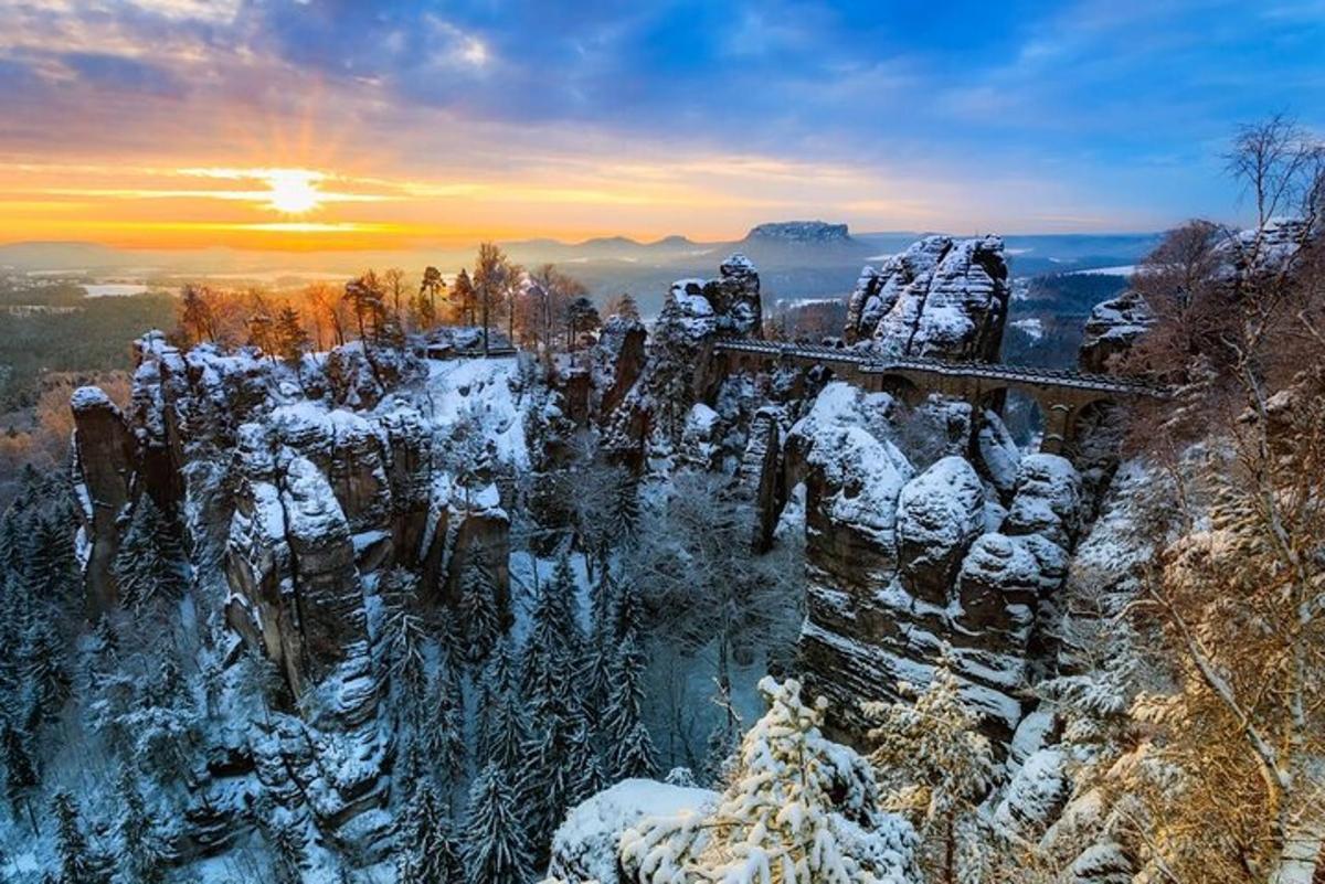 una vista d'una muntanya coberta de neu