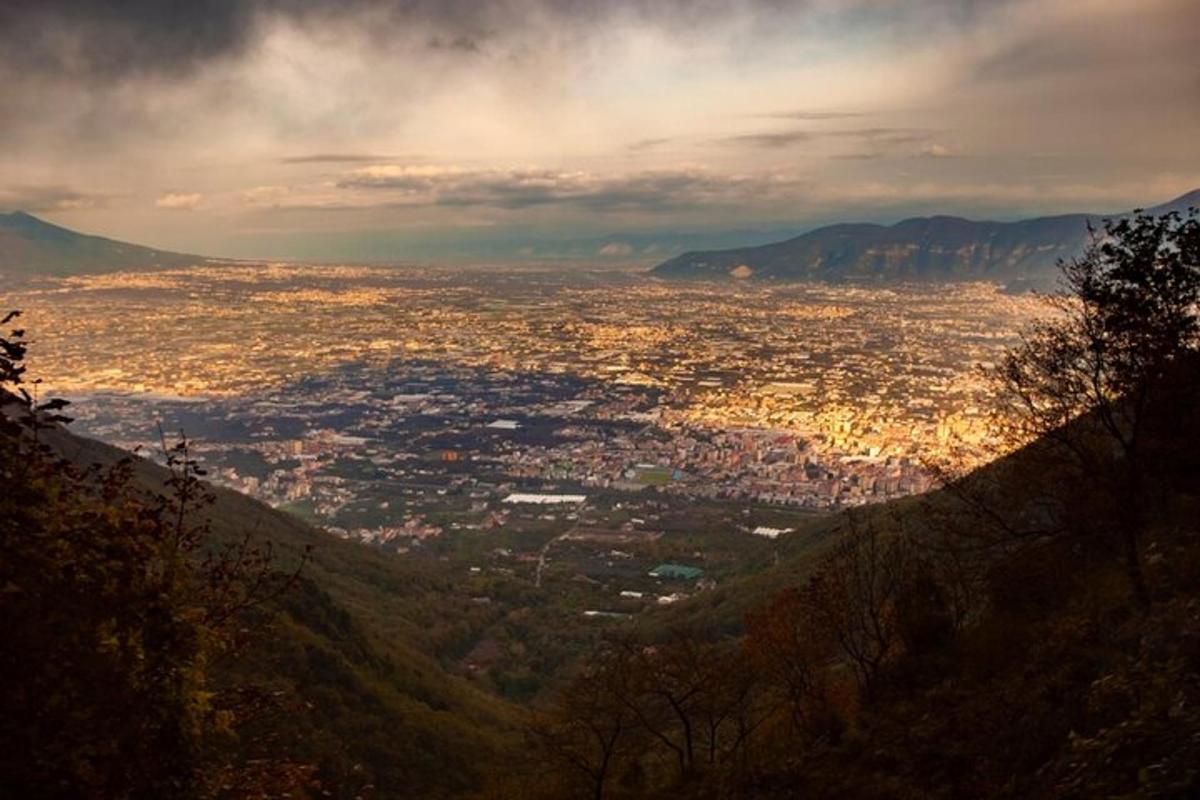 μια θέα μιας πόλης από ένα βουνό