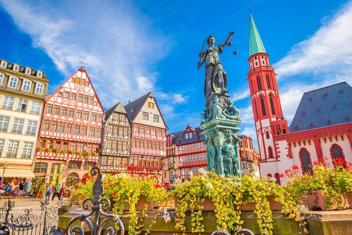 eine Stadt mit einer Statue vor Gebäuden