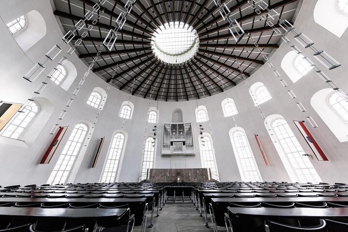 eine leere Kirche mit einem großen Gebäude mit Fenstern