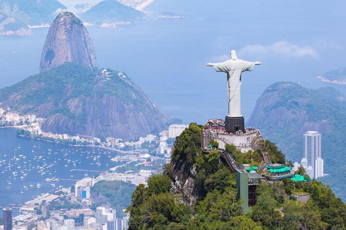 una statua del Cristo Redentore in cima a una montagna
